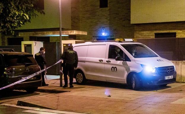 Los servicios funerarios trasladaban el jueves por la noche el cuerpo del niño de 9 años asesinado en Lardero (La Rioja) 