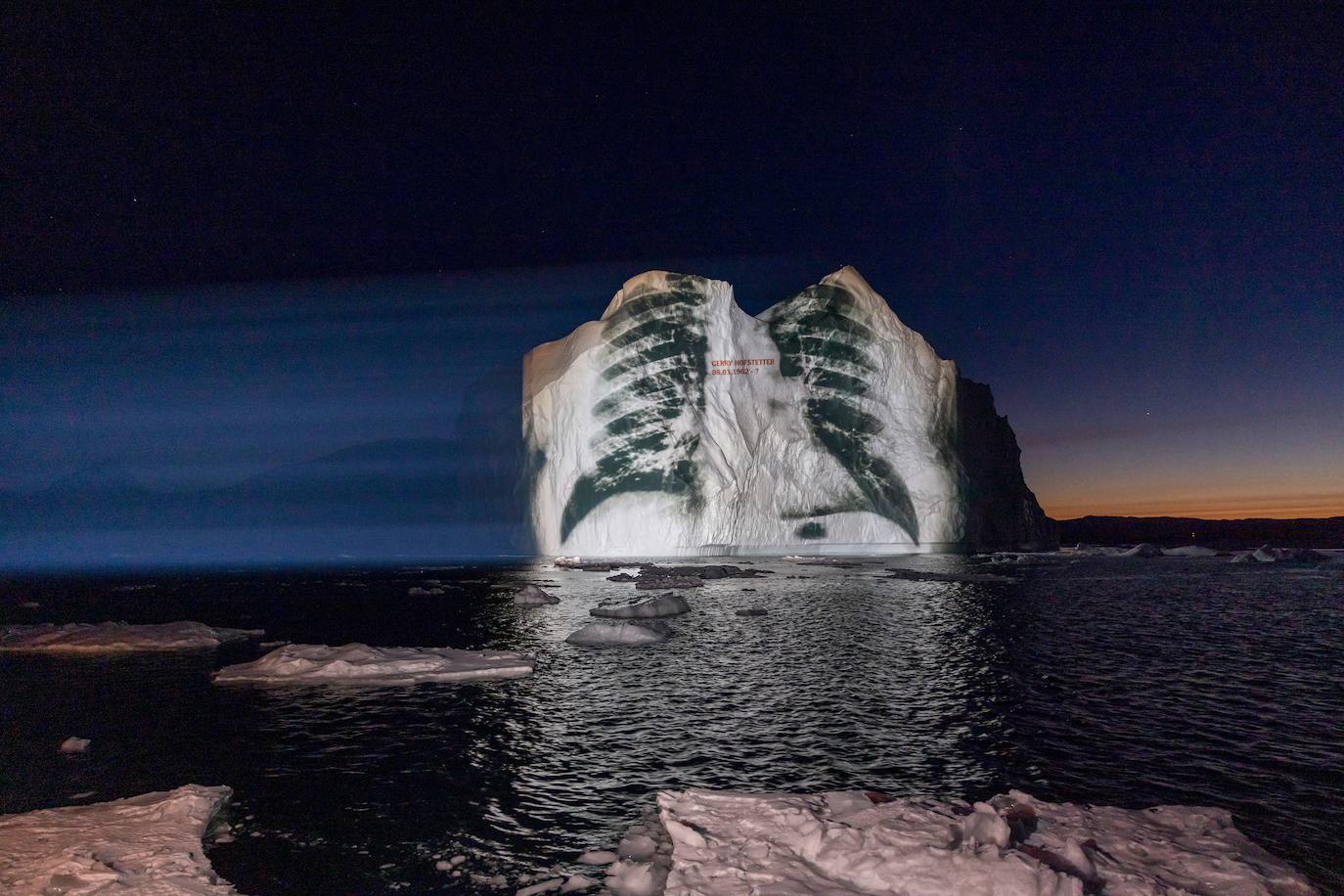La Cumbre del Clima de la ONU ya ha comenzado y el artista suizo Gerry Hofstetter ha querido ayudar a concienciar sobre la importancia de cuidar el planeta. Hofstetter ha creado trece proyecciones en los icebergs del Ártico basadas en escenas de la naturaleza.