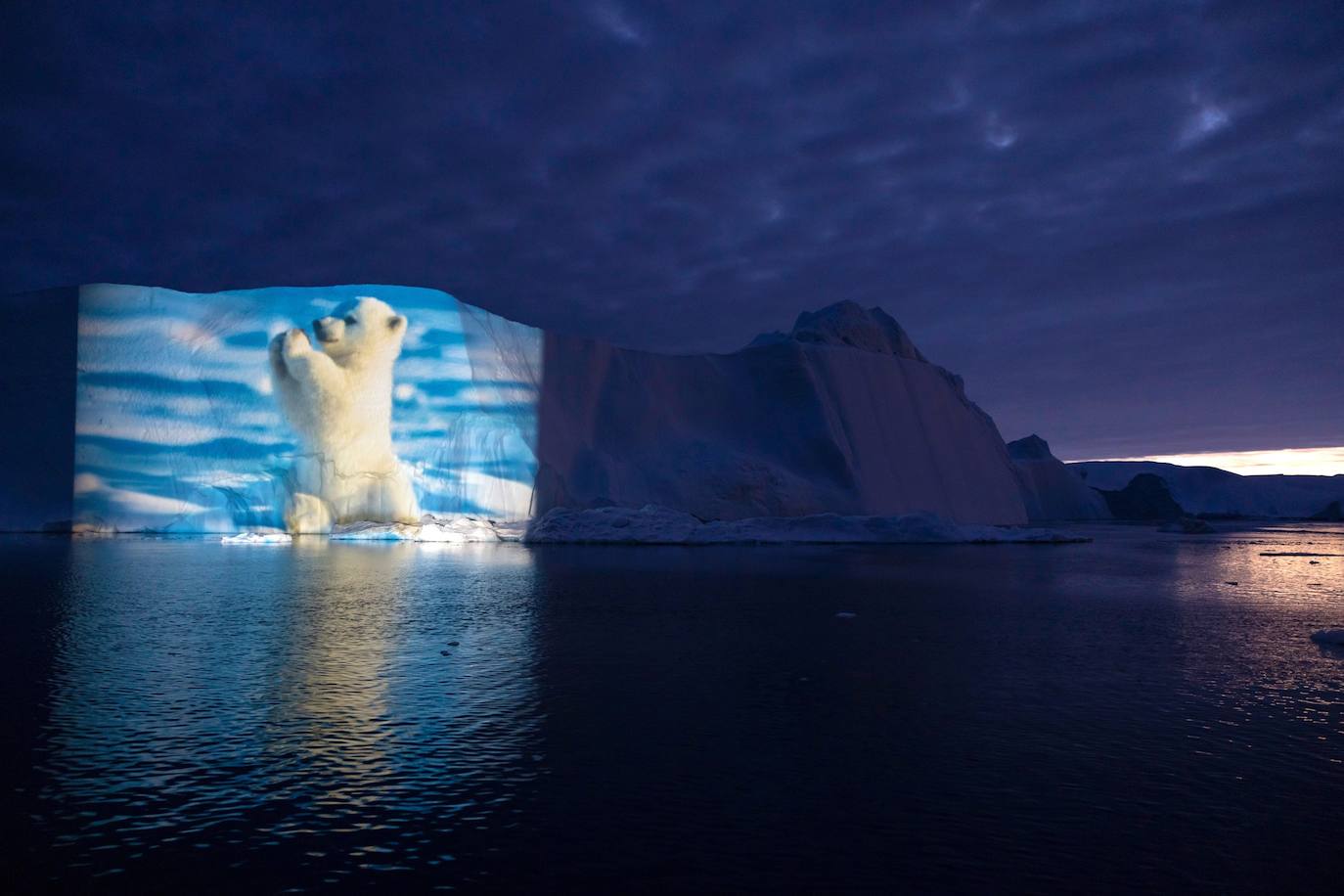 La Cumbre del Clima de la ONU ya ha comenzado y el artista suizo Gerry Hofstetter ha querido ayudar a concienciar sobre la importancia de cuidar el planeta. Hofstetter ha creado trece proyecciones en los icebergs del Ártico basadas en escenas de la naturaleza.