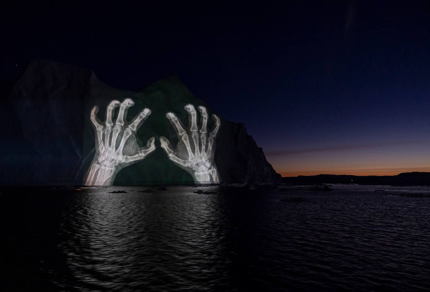 La Cumbre del Clima de la ONU ya ha comenzado y el artista suizo Gerry Hofstetter ha querido ayudar a concienciar sobre la importancia de cuidar el planeta. Hofstetter ha creado trece proyecciones en los icebergs del Ártico basadas en escenas de la naturaleza.