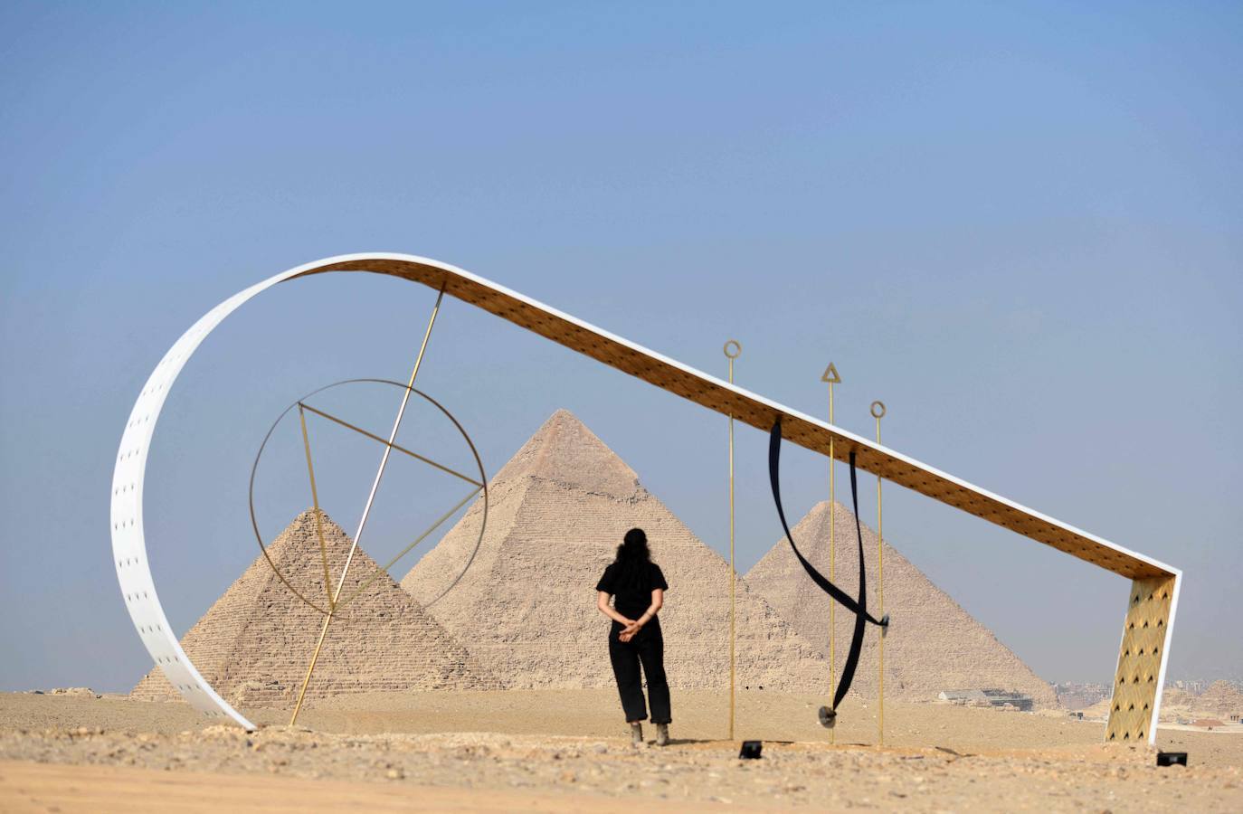 Las pirámides de Giza, Patrimonio de la Humanidad de la Unesco, cuentan con más de 4.000 años de antigüedad y son uno de los lugares más visitados del mundo. Pero ahora pueden verse como nunca antes, gracias a la exposición 'Forever Is Now', que recoge las obras de 10 artistas internacionales especialistas en la ilusión óptica, como Jean Rene (conocido como JR)