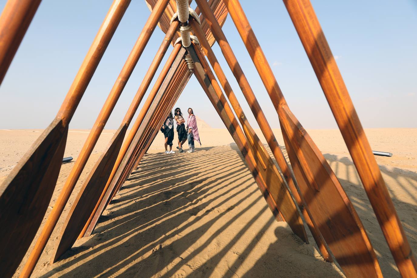 Las pirámides de Giza, Patrimonio de la Humanidad de la Unesco, cuentan con más de 4.000 años de antigüedad y son uno de los lugares más visitados del mundo. Pero ahora pueden verse como nunca antes, gracias a la exposición 'Forever Is Now', que recoge las obras de 10 artistas internacionales especialistas en la ilusión óptica, como Jean Rene (conocido como JR)