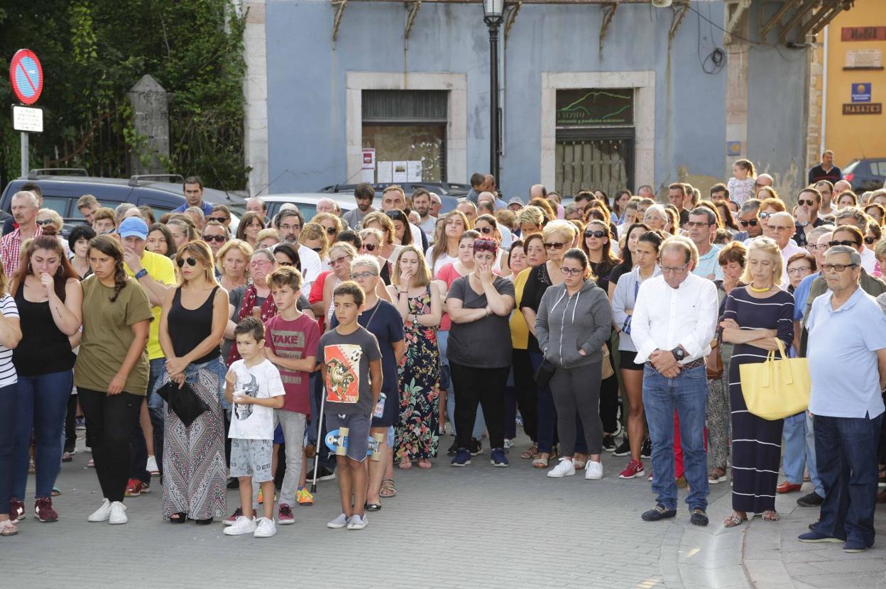 Los vecinos de Javier Ardines guardan un minuto de silencio en su memoria en Nueva de Llanes, cuatro días después del asesinato. 