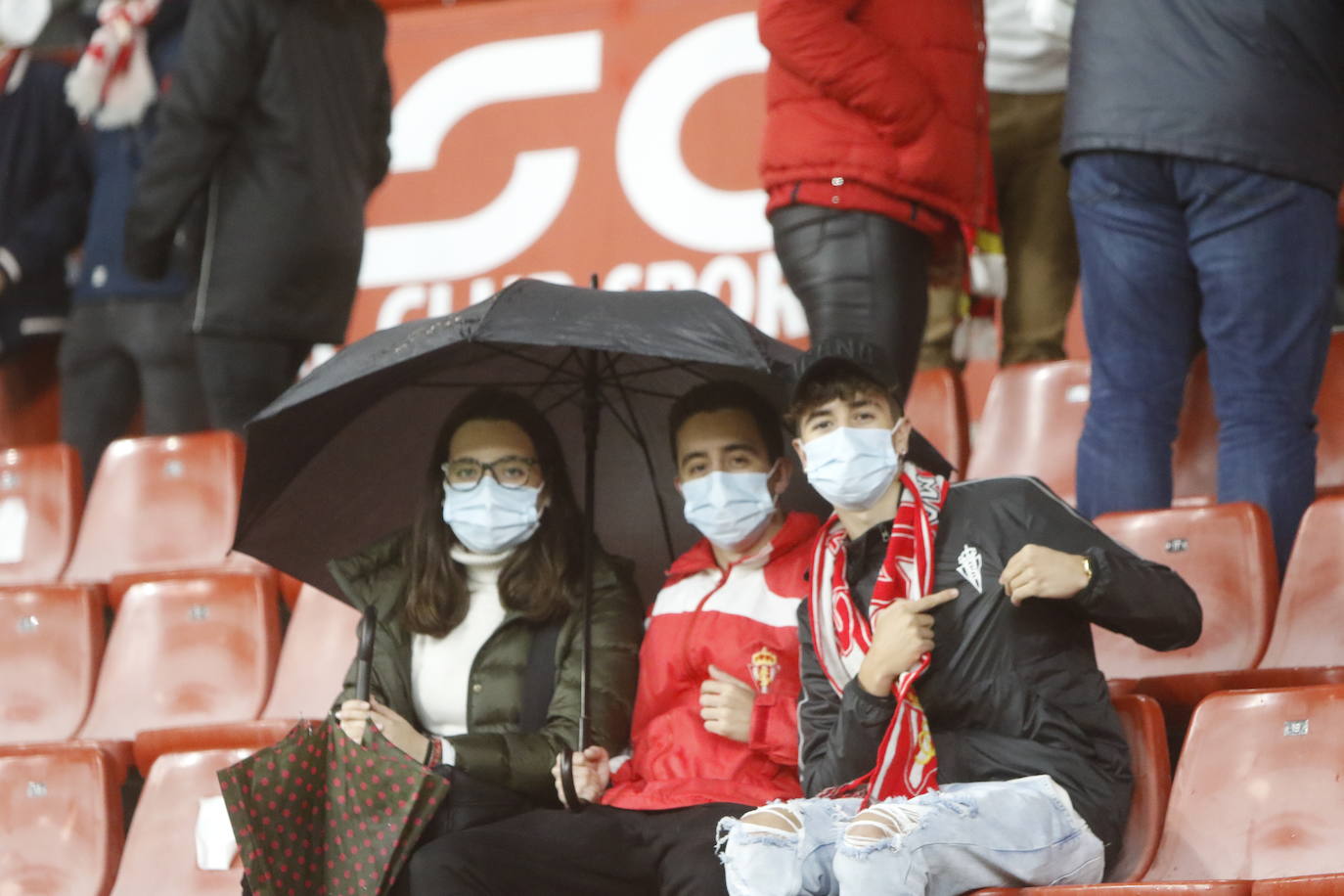 Fotos: ¿Estuviste en el Sporting-Almería? ¡Búscate!