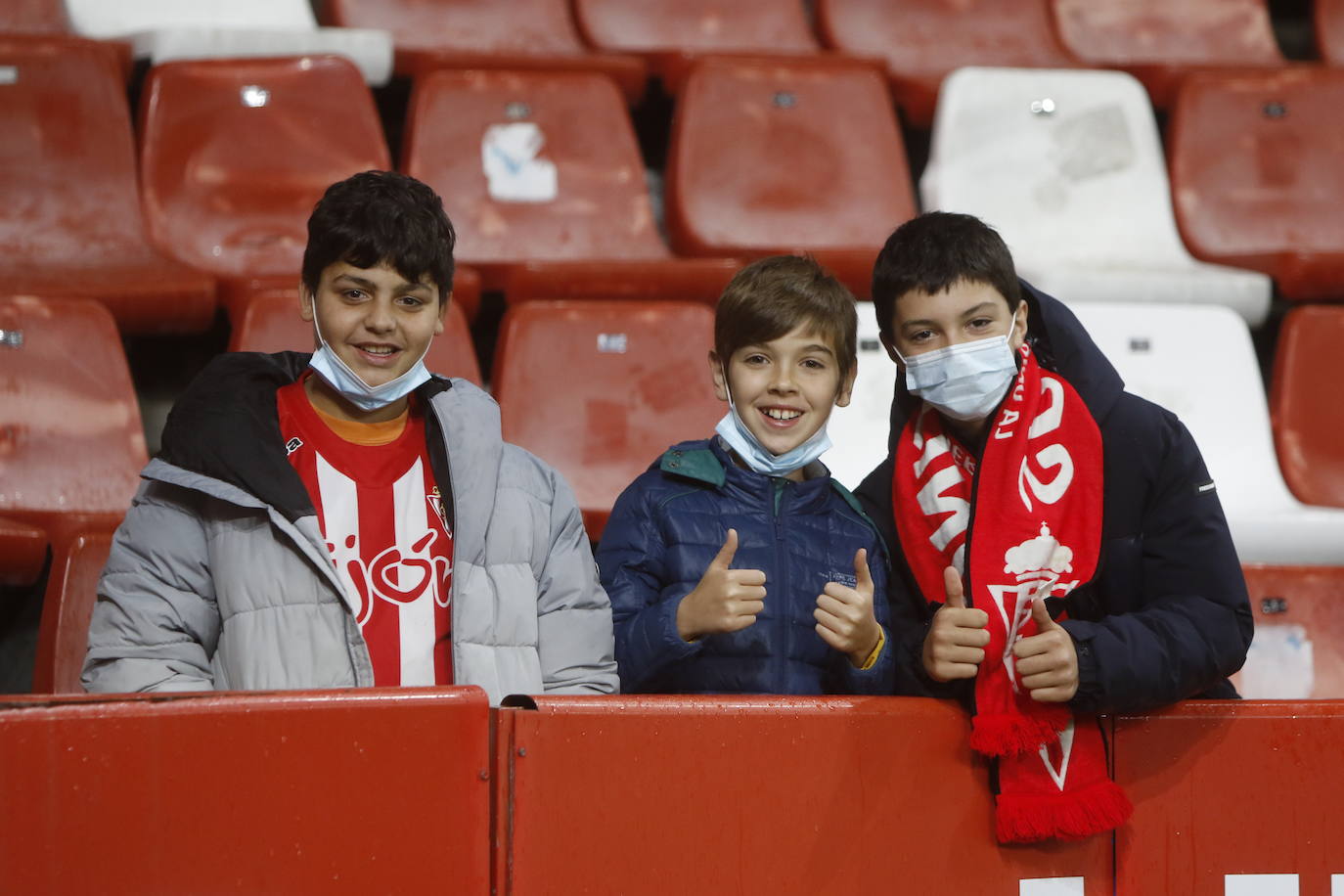 Fotos: ¿Estuviste en el Sporting-Almería? ¡Búscate!