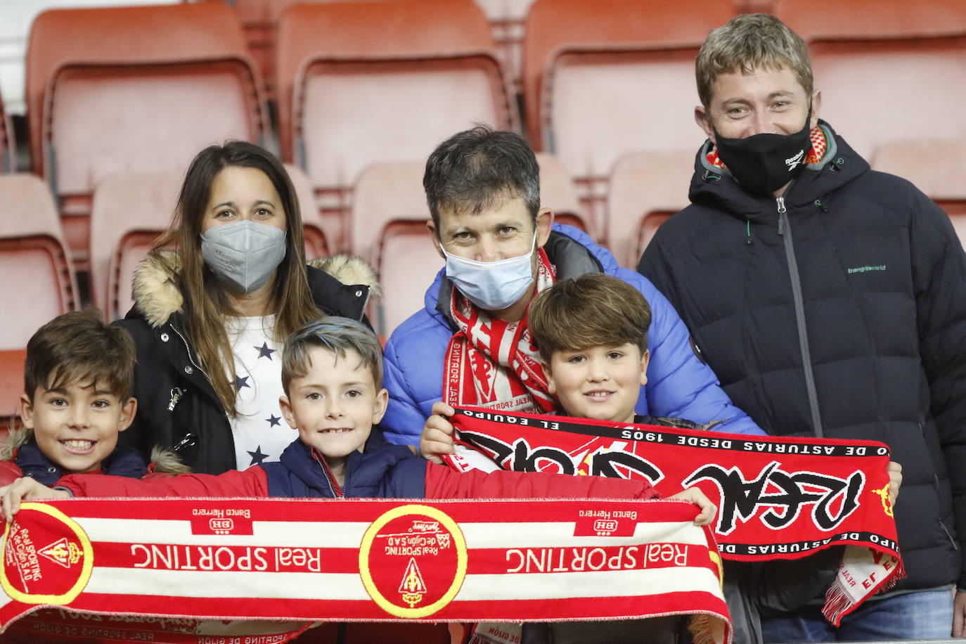 Fotos: ¿Estuviste en el Sporting-Almería? ¡Búscate!