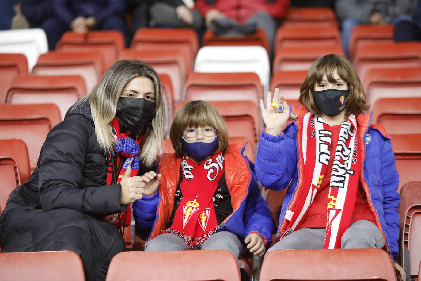 Fotos: ¿Estuviste en el Sporting-Almería? ¡Búscate!