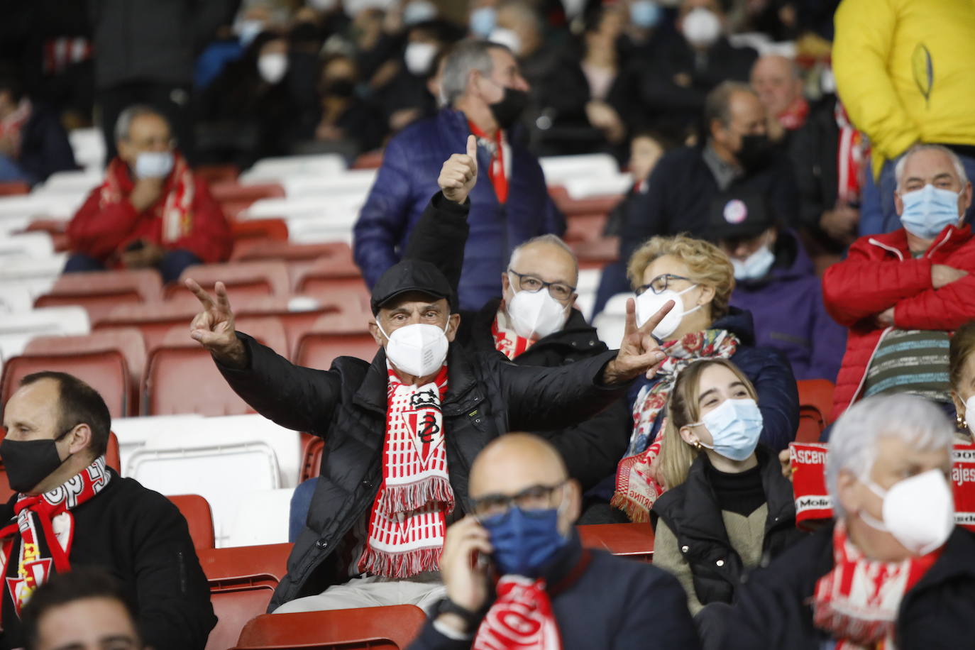 Fotos: ¿Estuviste en el Sporting-Almería? ¡Búscate!