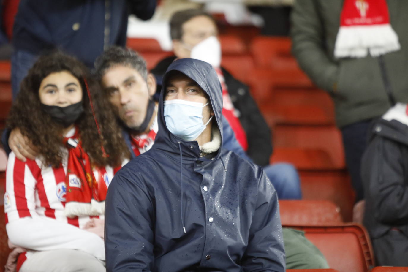 Fotos: ¿Estuviste en el Sporting-Almería? ¡Búscate!