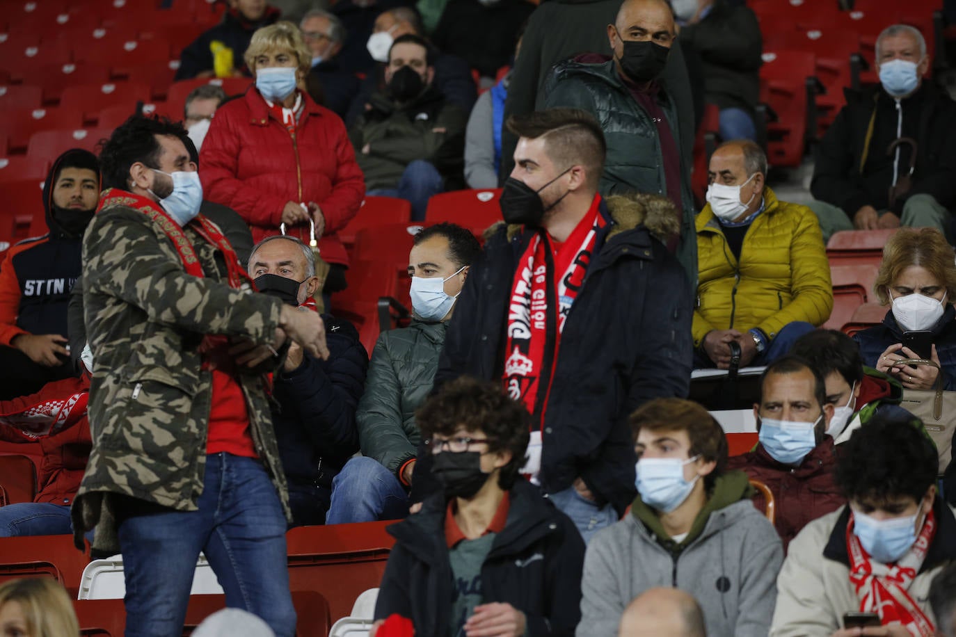 Fotos: ¿Estuviste en el Sporting-Almería? ¡Búscate!