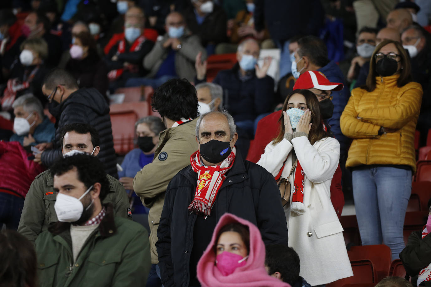 Fotos: ¿Estuviste en el Sporting-Almería? ¡Búscate!