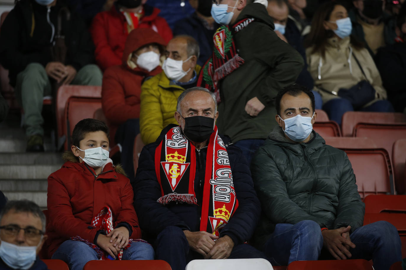 Fotos: ¿Estuviste en el Sporting-Almería? ¡Búscate!