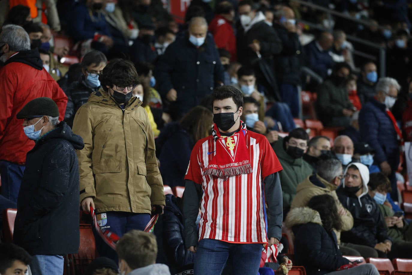 Fotos: ¿Estuviste en el Sporting-Almería? ¡Búscate!