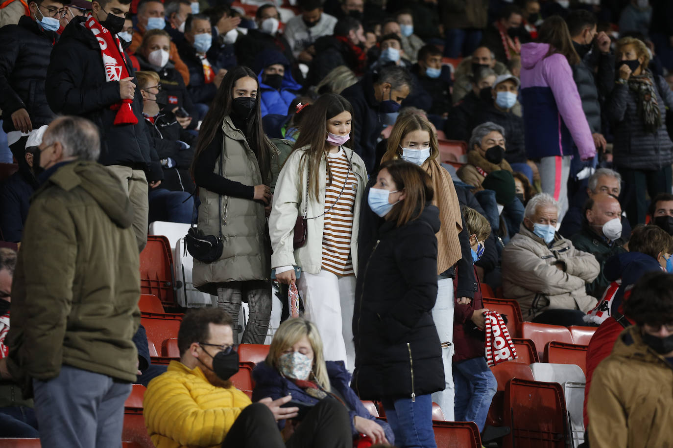 Fotos: ¿Estuviste en el Sporting-Almería? ¡Búscate!