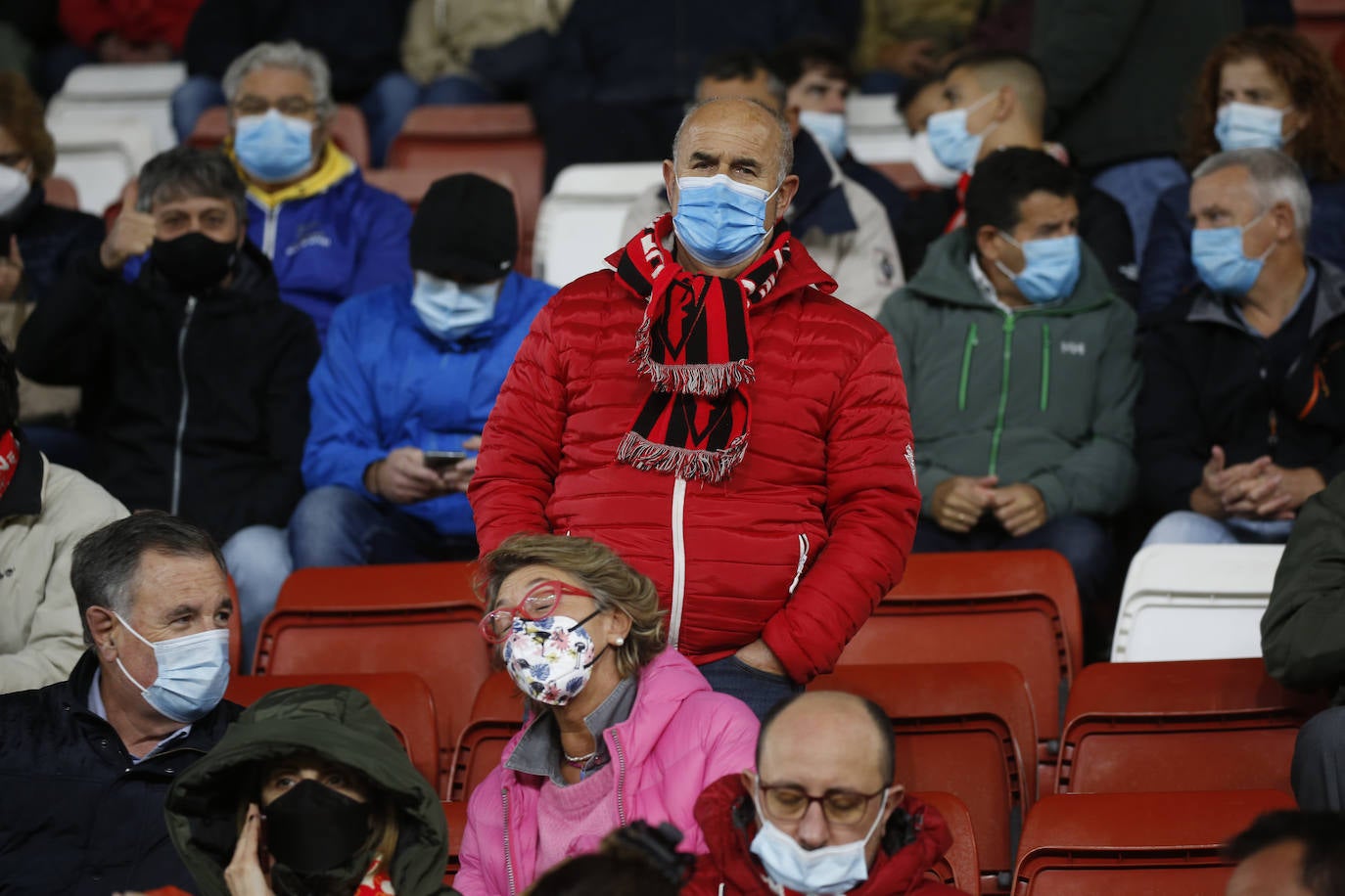 Fotos: ¿Estuviste en el Sporting-Almería? ¡Búscate!