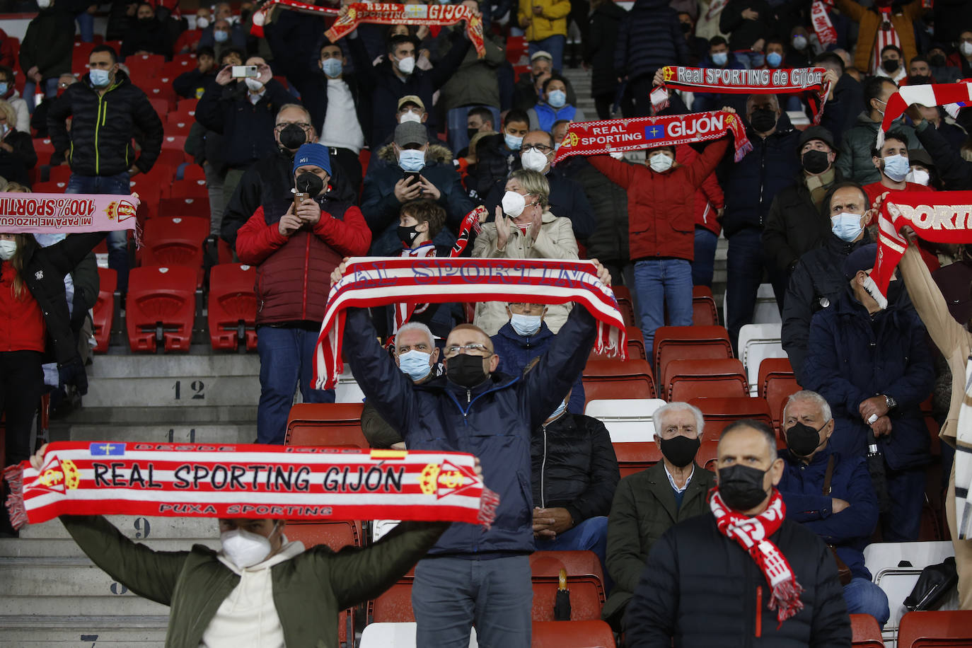 Fotos: ¿Estuviste en el Sporting-Almería? ¡Búscate!