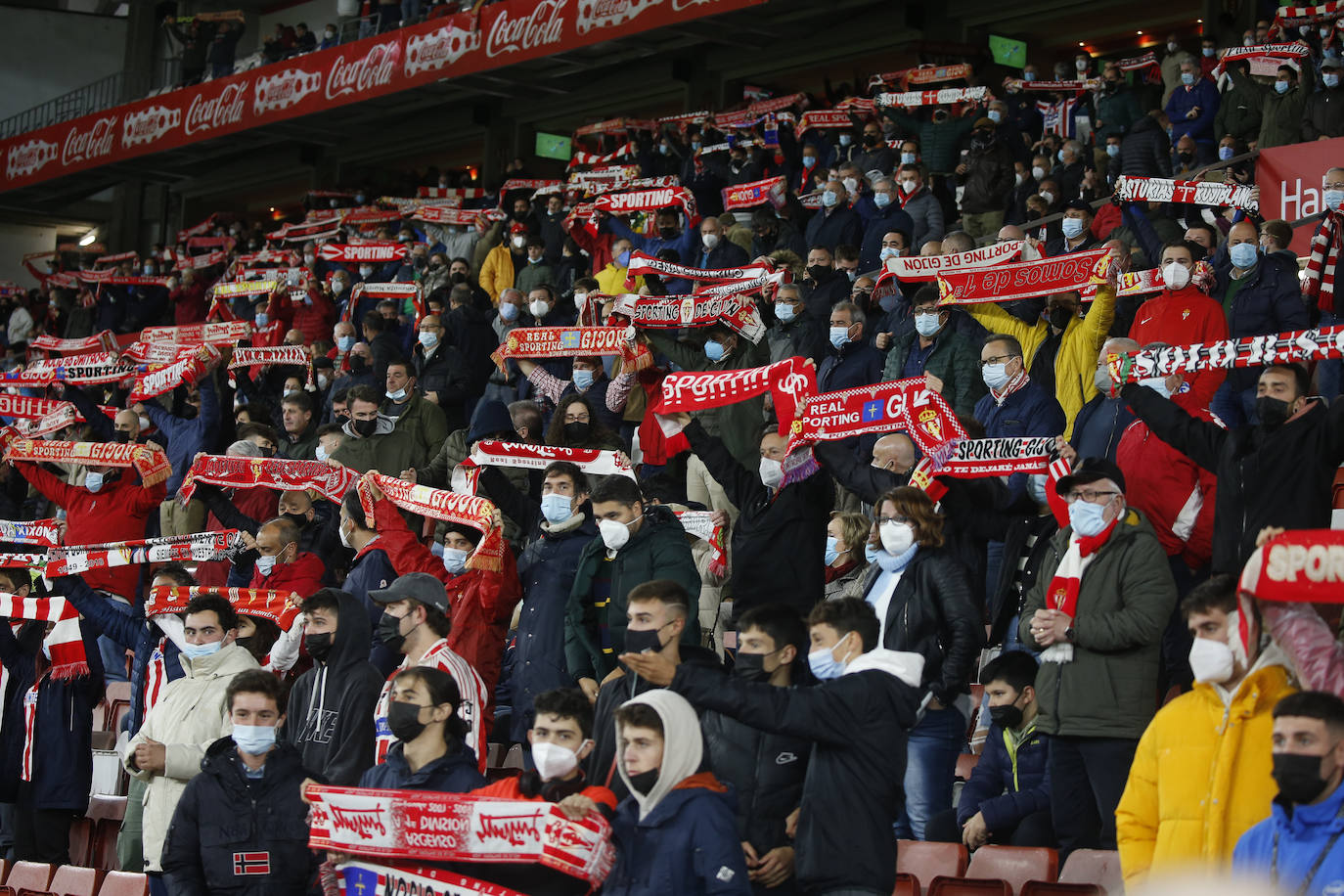 Fotos: ¿Estuviste en el Sporting-Almería? ¡Búscate!