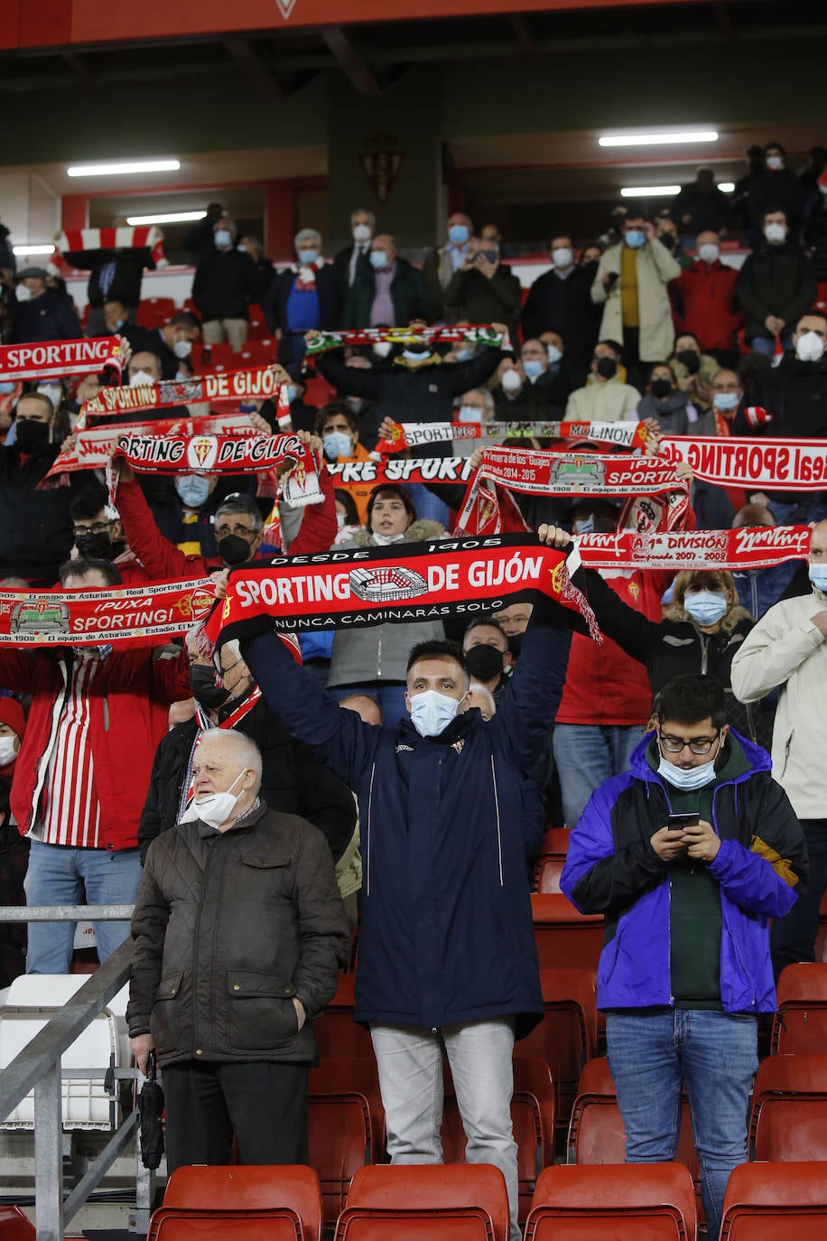 Fotos: ¿Estuviste en el Sporting-Almería? ¡Búscate!