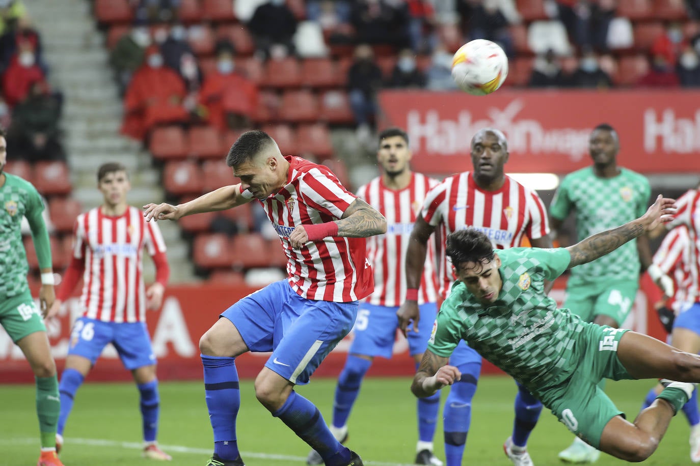 Estas son las mejores imágenes del partido disputado en El Molinón entre el Sporting y el Almería (0-1). 