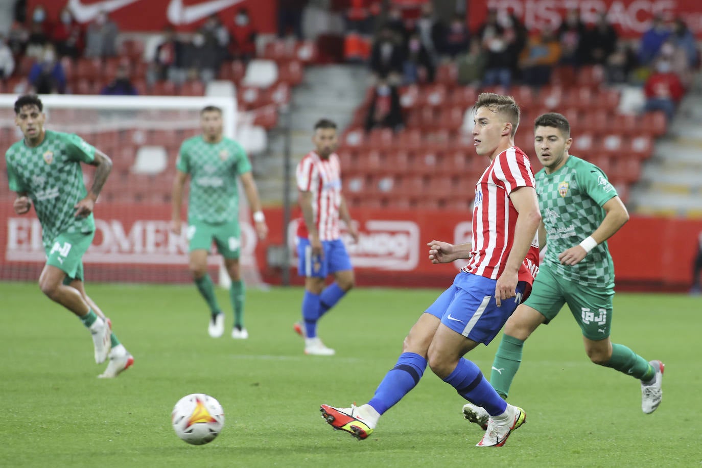 Estas son las mejores imágenes del partido disputado en El Molinón entre el Sporting y el Almería (0-1). 