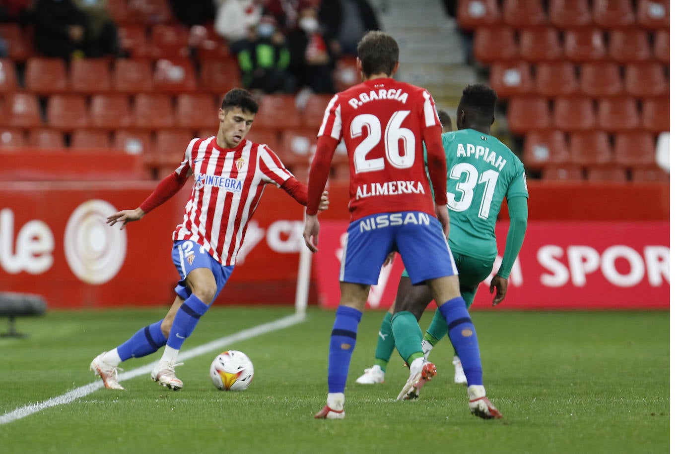 Estas son las mejores imágenes del partido disputado en El Molinón entre el Sporting y el Almería (0-1). 