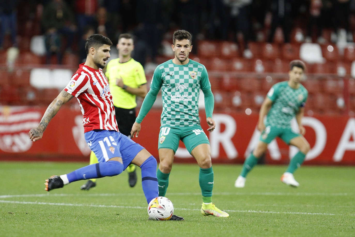 Estas son las mejores imágenes del partido disputado en El Molinón entre el Sporting y el Almería (0-1). 