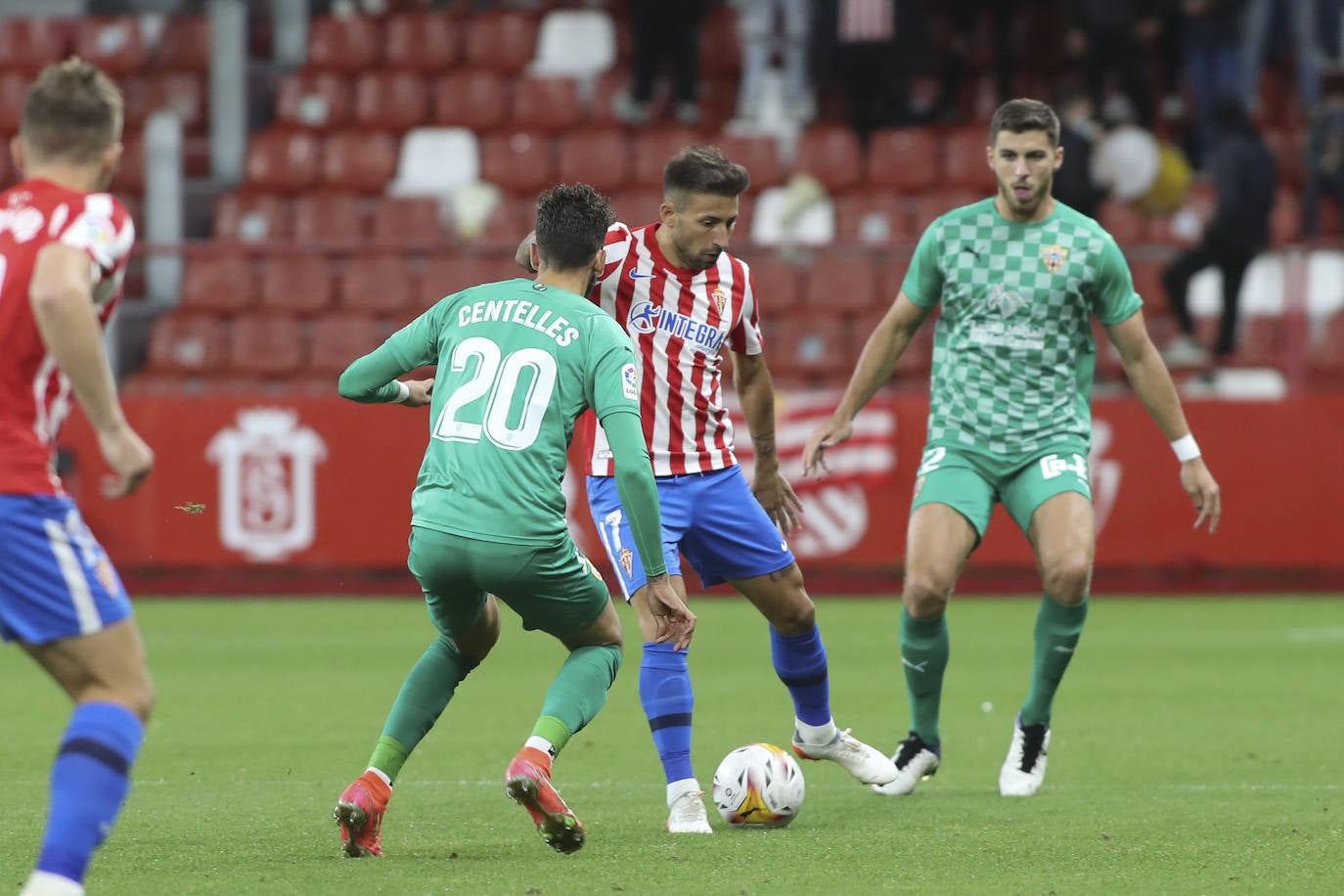 Estas son las mejores imágenes del partido disputado en El Molinón entre el Sporting y el Almería (0-1). 