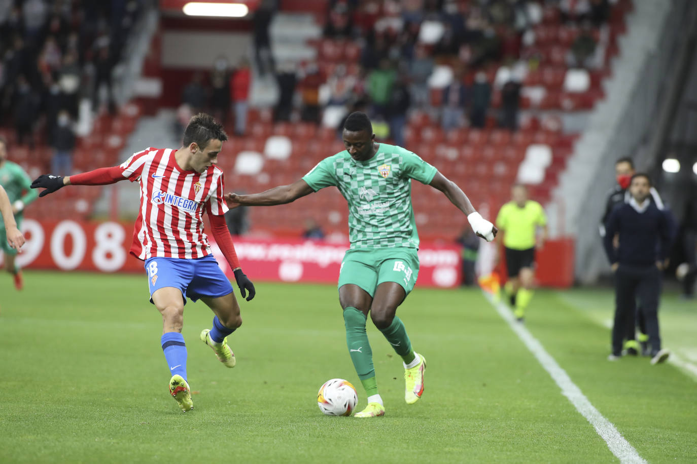 Estas son las mejores imágenes del partido disputado en El Molinón entre el Sporting y el Almería (0-1). 