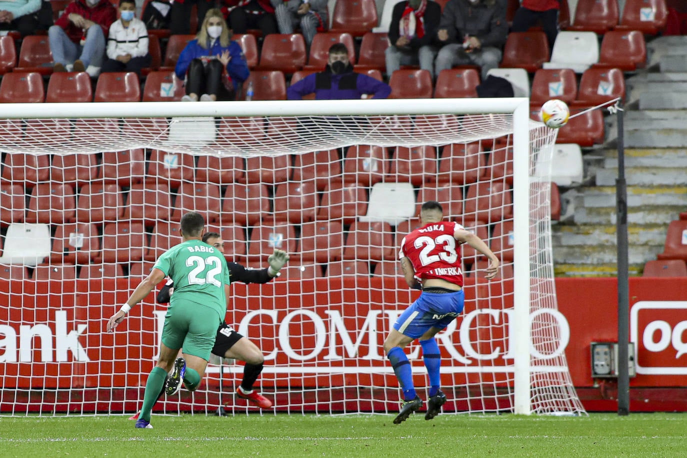 Estas son las mejores imágenes del partido disputado en El Molinón entre el Sporting y el Almería (0-1). 