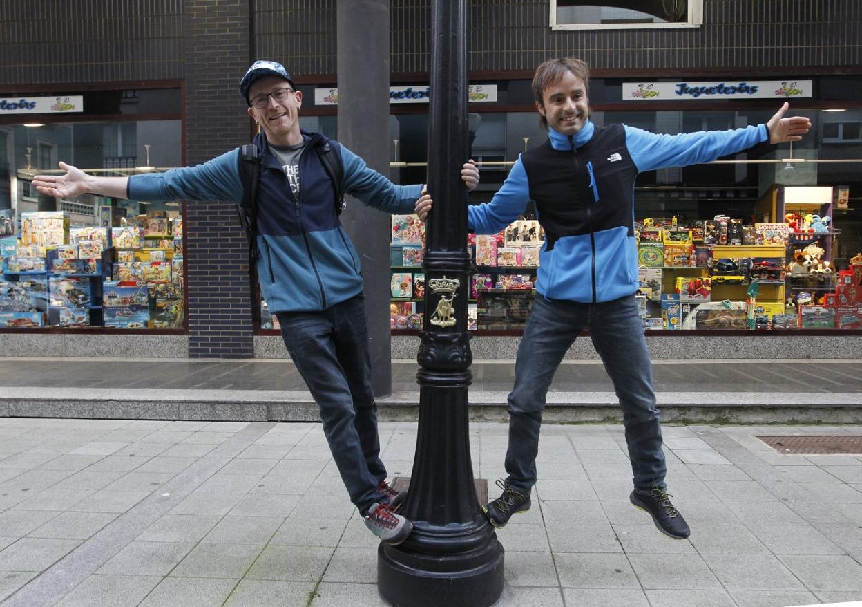 Iker y Eneko Pou posan divertidos sobre una farola, cerca de la sede del club de Montaña Torrecerredo. 