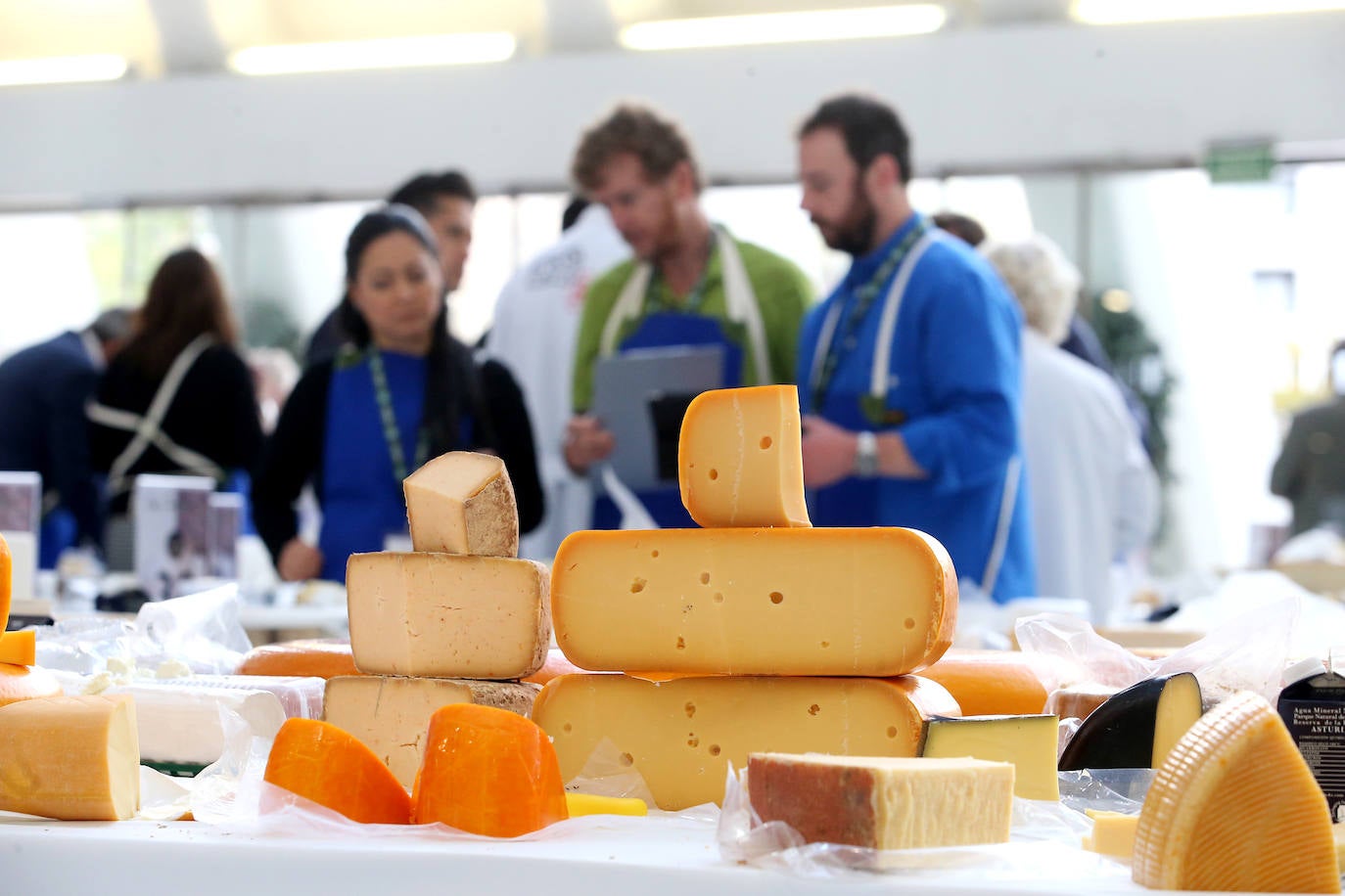 Oviedo y Asturias serán, hasta el próximo sábado, el epicentro global de la cultura quesera gracias a la celebración del Festival Internacional del Queso y de la trigésimo tercera edición de los World Cheese Awards que deciden el mejor queso del mundo en el Palacio de Exposiciones y Congresos del Calatrava. 