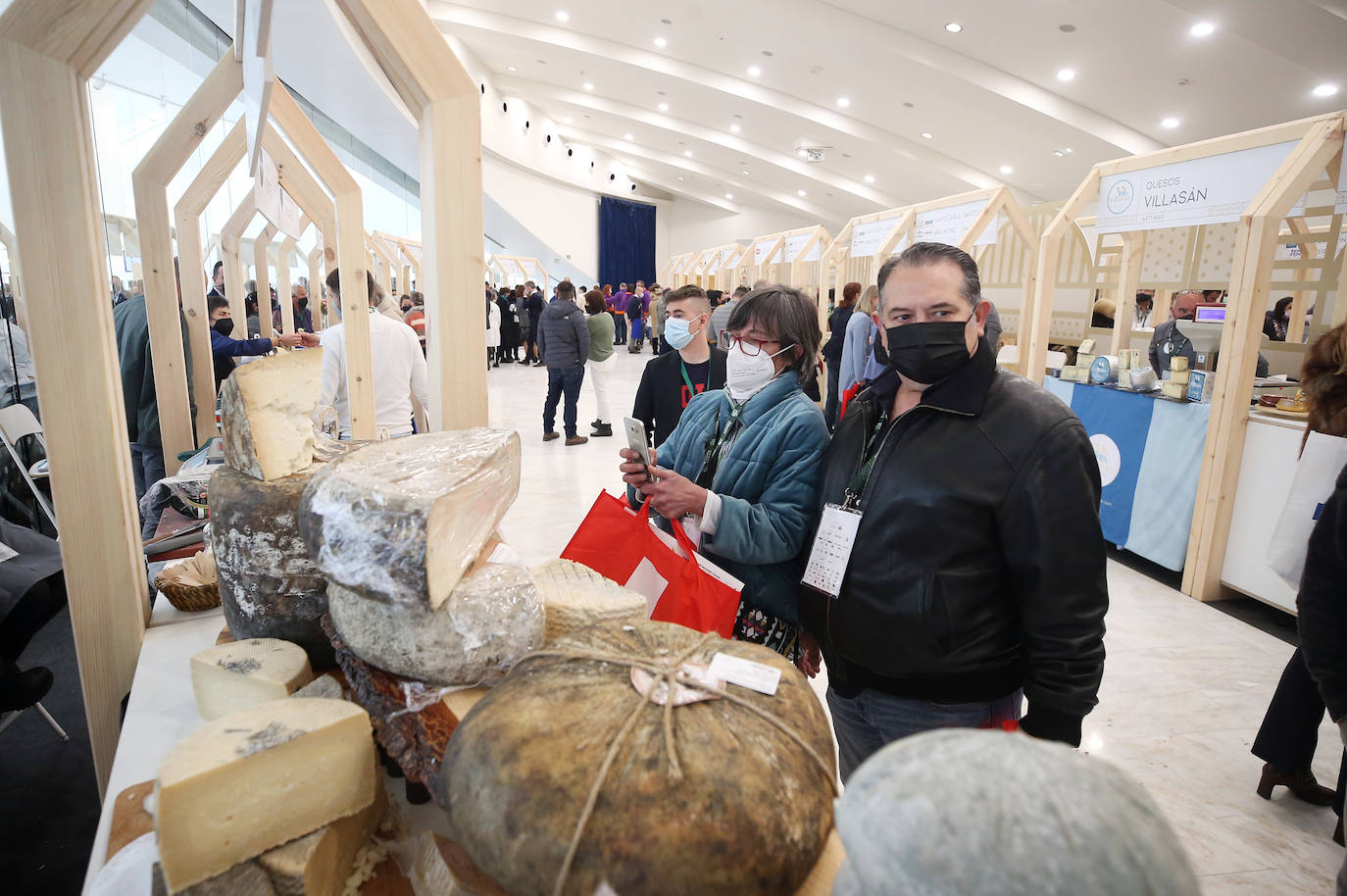 Oviedo y Asturias serán, hasta el próximo sábado, el epicentro global de la cultura quesera gracias a la celebración del Festival Internacional del Queso y de la trigésimo tercera edición de los World Cheese Awards que deciden el mejor queso del mundo en el Palacio de Exposiciones y Congresos del Calatrava. 