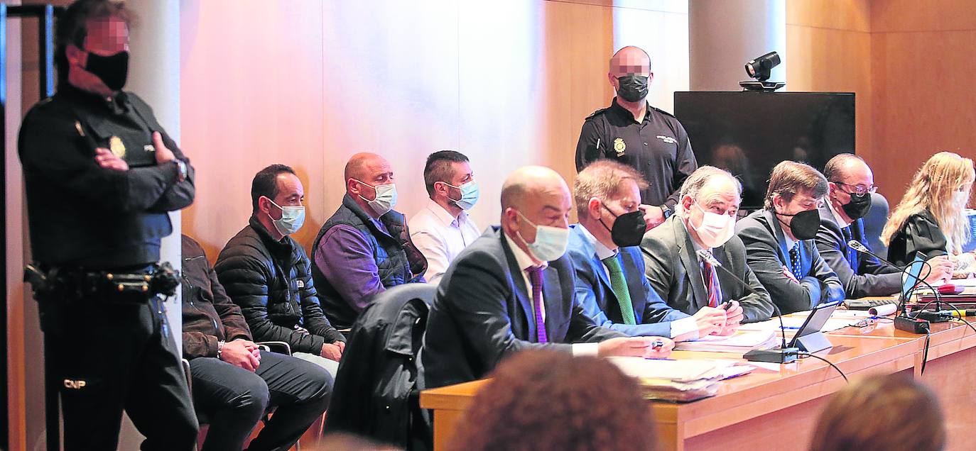 Los acusados, sentados detrás de sus abogados. Por la izquierda, Maamar Kelii (tapado por la columna) tras Fernando de Barutell; Djillali Benatia tras Adrián Fernández; Jesús Muguruza tras Luis Mendiguren y Pedro Luis Nieva detrás de Francisco Javier Beramendi. Al final del estrado, las acusaciones: el abogado Antonio Pineda y la fiscal Belén Rico. 