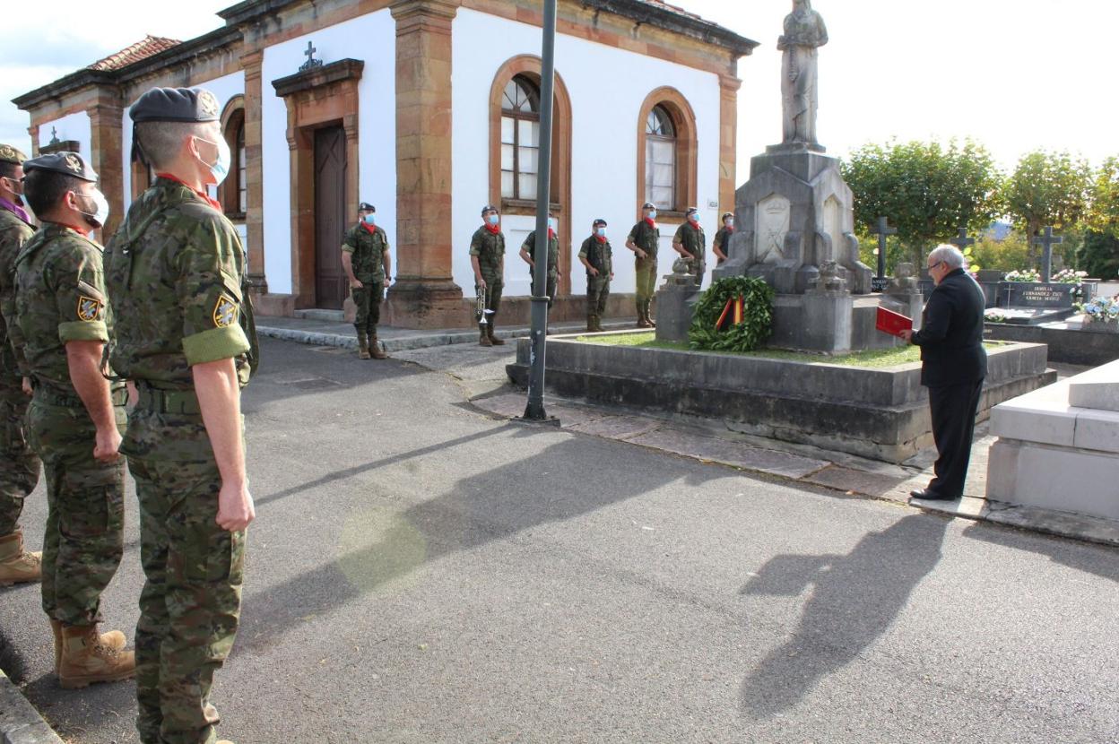 El responso, durante el acto de homenaje. 