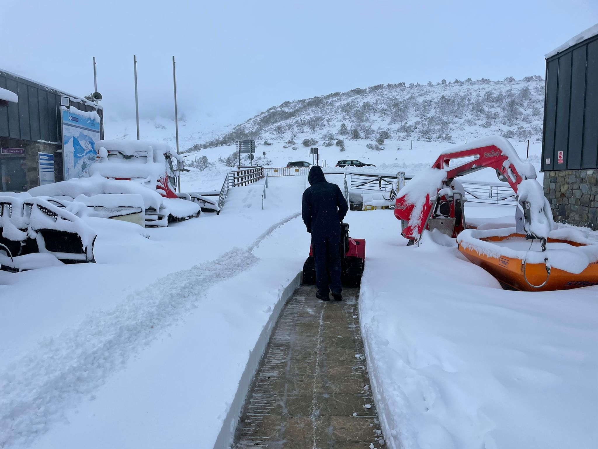 La nieve ha regresado esta semana a las zonas más altas de Asturias y ha afectado al tráfico rodado en algunos puertos de montaña 