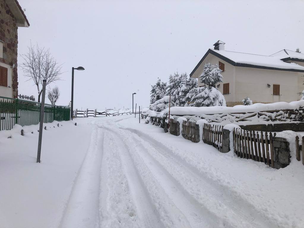 La nieve ha regresado esta semana a las zonas más altas de Asturias y ha afectado al tráfico rodado en algunos puertos de montaña 
