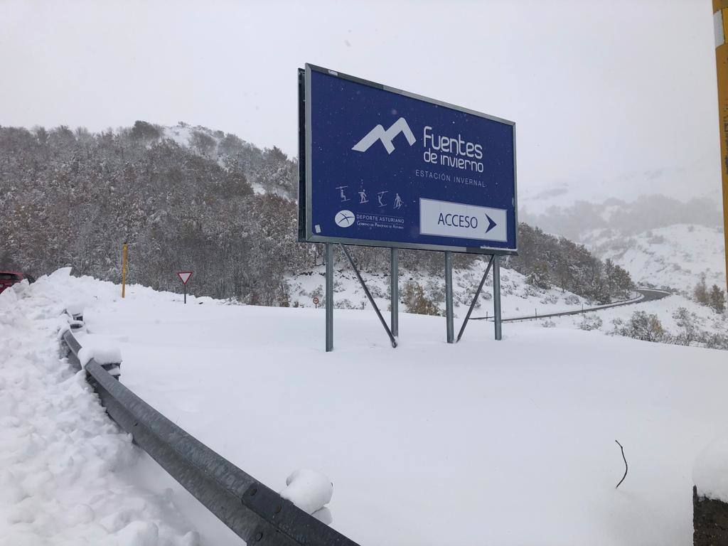 La nieve ha regresado esta semana a las zonas más altas de Asturias y ha afectado al tráfico rodado en algunos puertos de montaña 