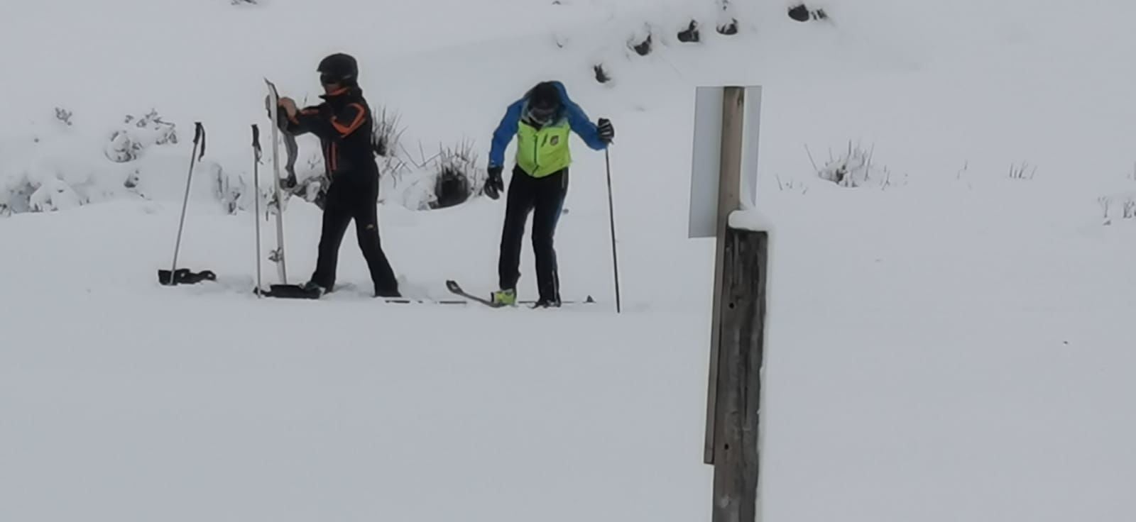 La nieve ha regresado esta semana a las zonas más altas de Asturias y ha afectado al tráfico rodado en algunos puertos de montaña 