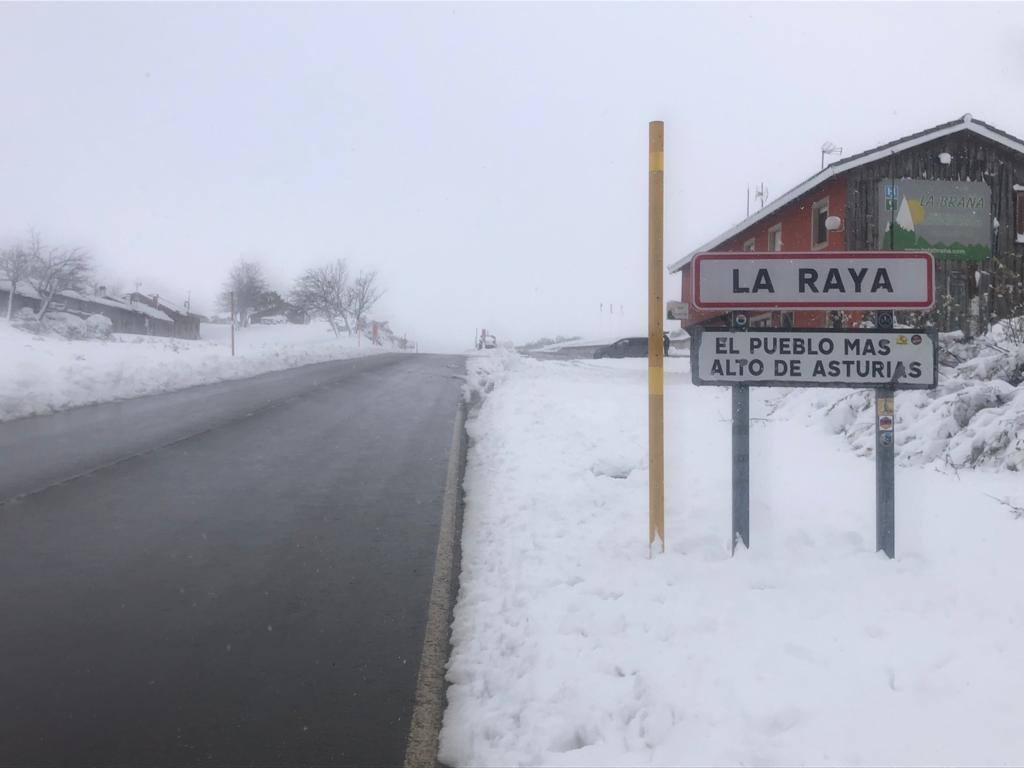 La nieve ha regresado esta semana a las zonas más altas de Asturias y ha afectado al tráfico rodado en algunos puertos de montaña 