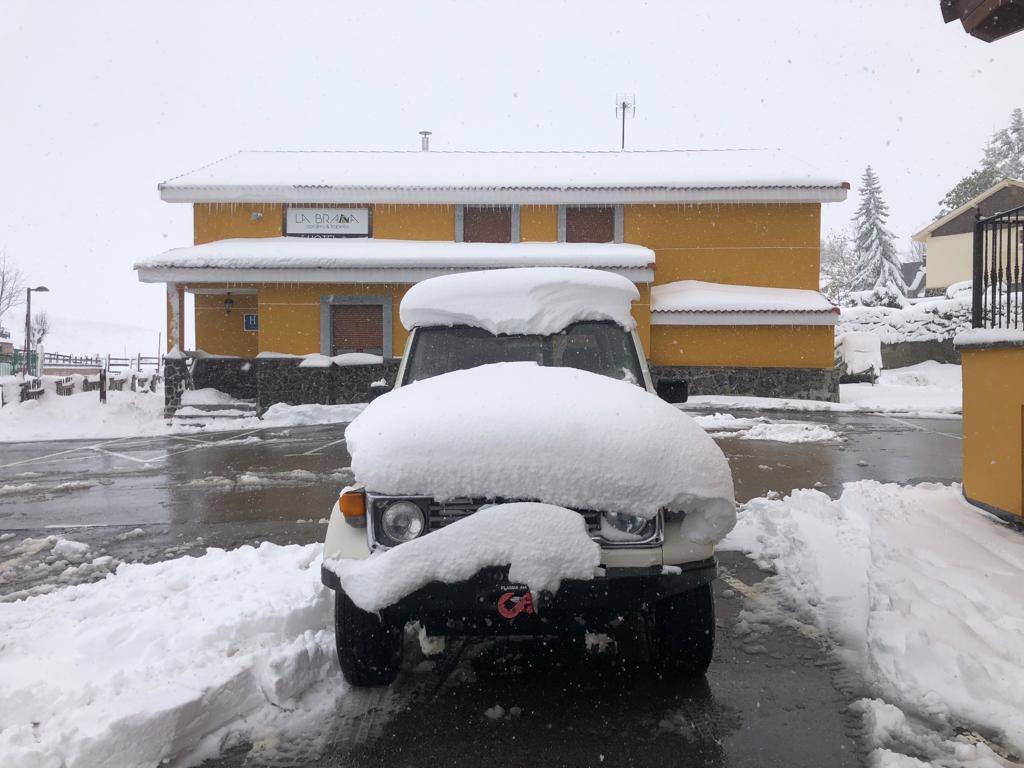 La nieve ha regresado esta semana a las zonas más altas de Asturias y ha afectado al tráfico rodado en algunos puertos de montaña 