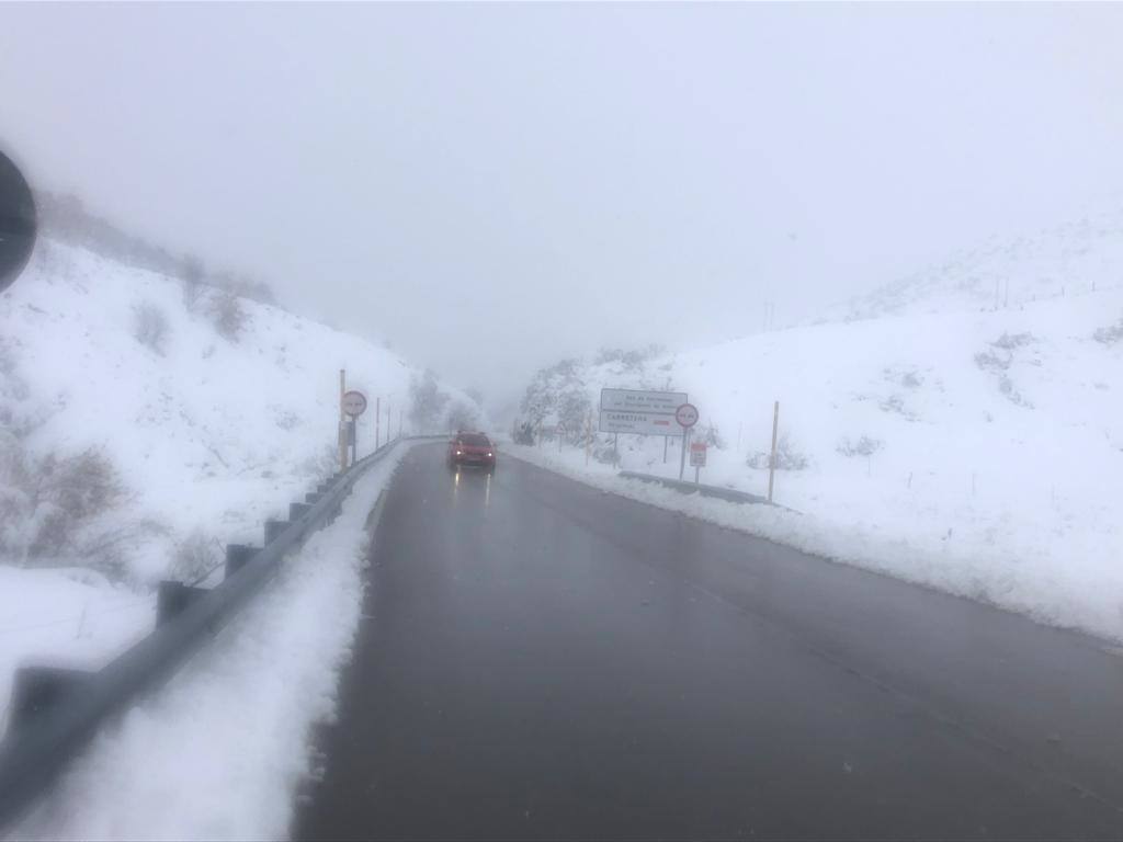 La nieve ha regresado esta semana a las zonas más altas de Asturias y ha afectado al tráfico rodado en algunos puertos de montaña 