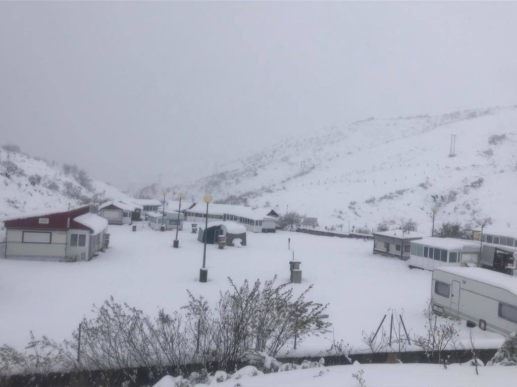 La nieve ha regresado esta semana a las zonas más altas de Asturias y ha afectado al tráfico rodado en algunos puertos de montaña 