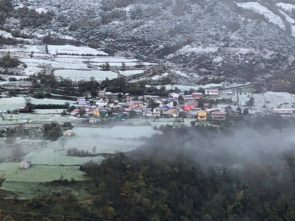 La nieve ha regresado esta semana a las zonas más altas de Asturias y ha afectado al tráfico rodado en algunos puertos de montaña 