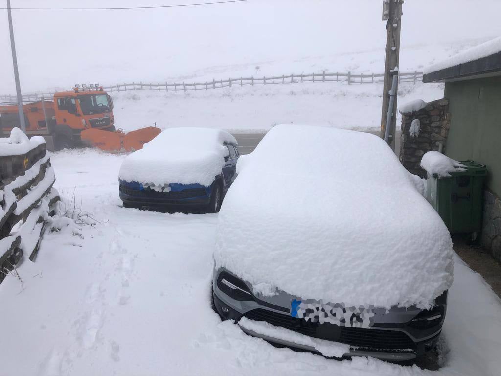 La nieve ha regresado esta semana a las zonas más altas de Asturias y ha afectado al tráfico rodado en algunos puertos de montaña 