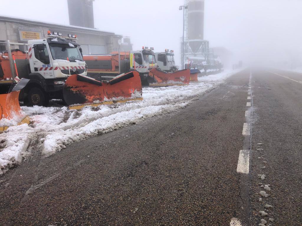 La nieve ha regresado esta semana a las zonas más altas de Asturias y ha afectado al tráfico rodado en algunos puertos de montaña 