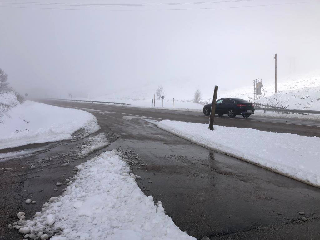 La nieve ha regresado esta semana a las zonas más altas de Asturias y ha afectado al tráfico rodado en algunos puertos de montaña 
