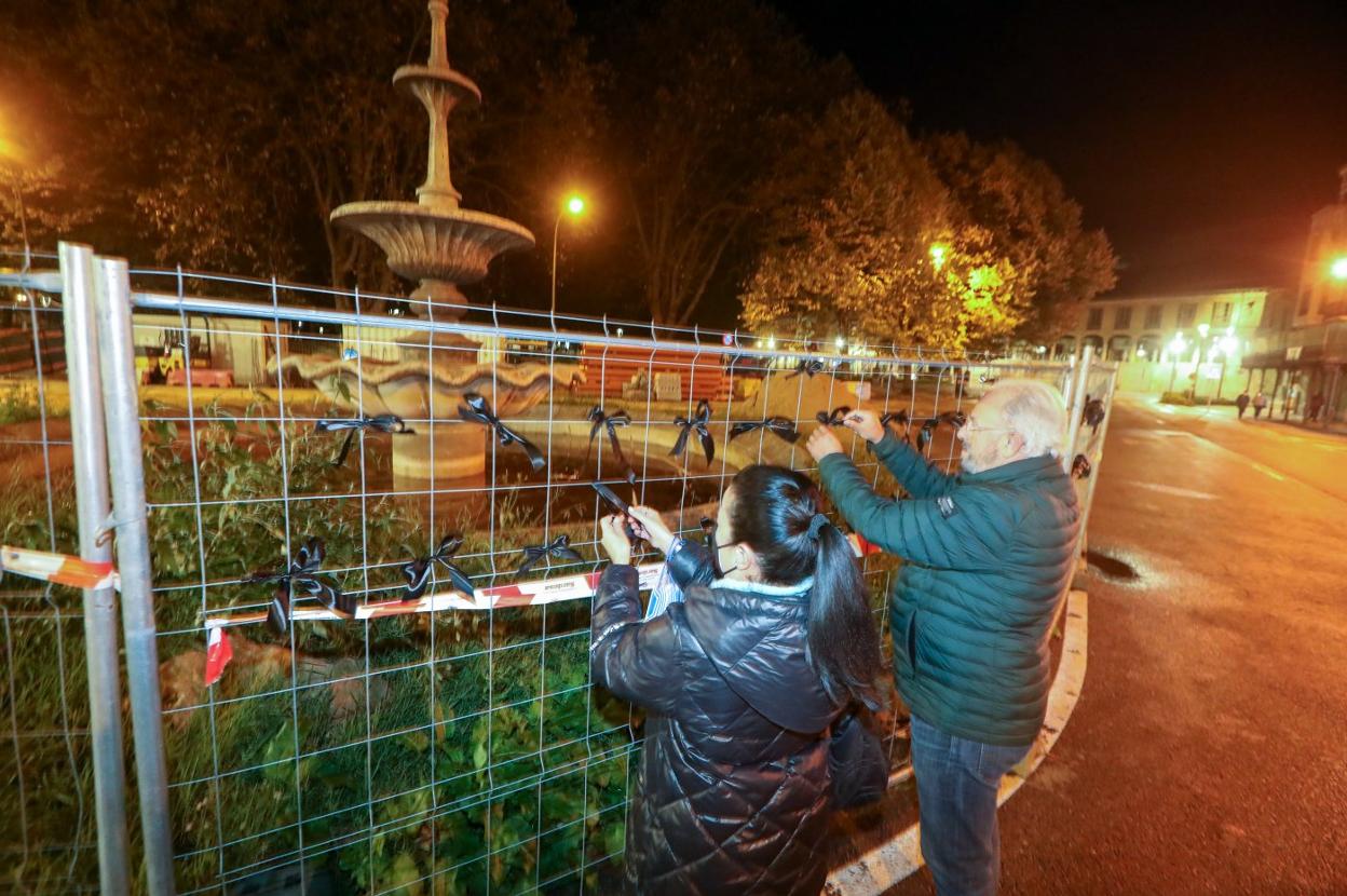 Ayer se colocaron lazos negros en la valla de protección de la fuente. 
