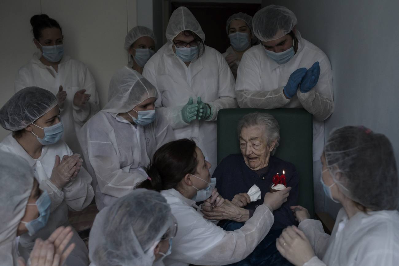 Estas son las instantáneas ganadoras de los Premios de Fotografía Siena | Covid-19. ‘Cumpleaños’, de Brais Lorenzo Couto. “Los trabajadores del asilo San Carlos de Celanova celebran el cumpleaños de Elena Pérez, de 98 años, dos semanas después de que sobreviviera al coronavirus. Nueve residentes murieron en este hogar de ancianos y más de 40 dieron positivo por covid-19”.