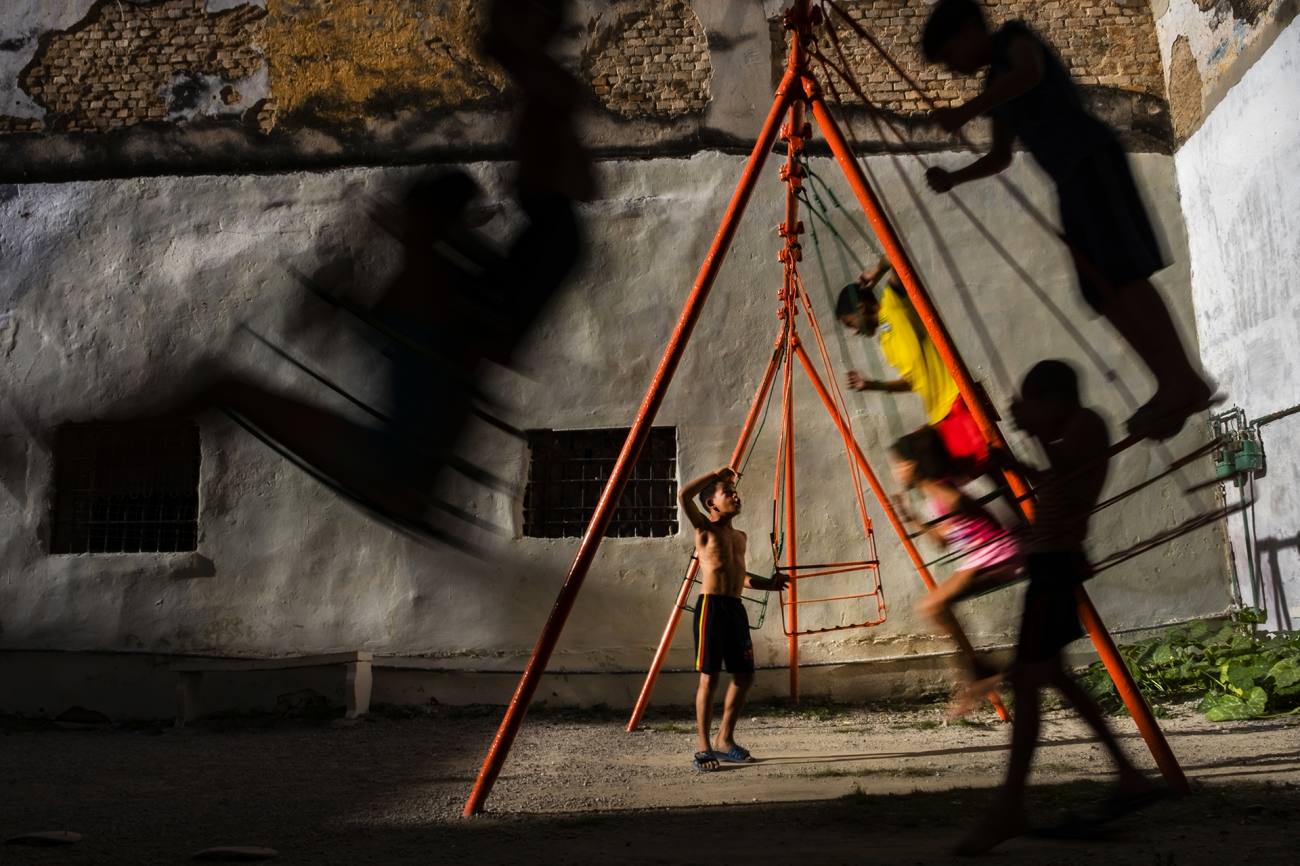 Fotografía urbana. ‘Infancia’, de Lopamudra Talukdar. “Aunque en todo el mundo la vida de los adolescentes está completamente absorbida por las redes sociales e Internet, en La Habana los niños todavía se divierten jugando al aire libre en los patios de sus casas”.