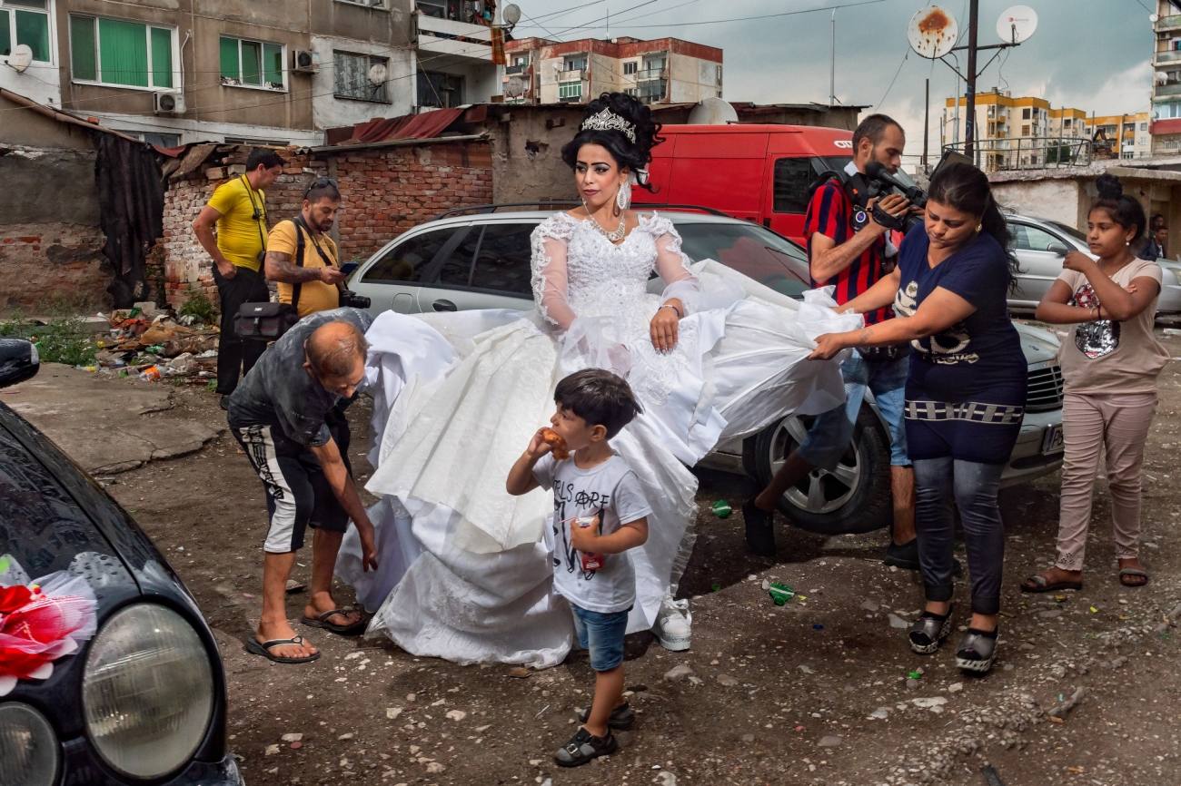 Personajes fascinantes. ‘Zor’, de Selene Magnolia. “Una joven novia se prepara para su boda en una calle del gueto romaní de Stolipinovo. En Europa, las comunidades romaníes suman más de 11 millones de personas y Stolipinovo, con alrededor de 40.000 personas, es el gueto más poblado”.